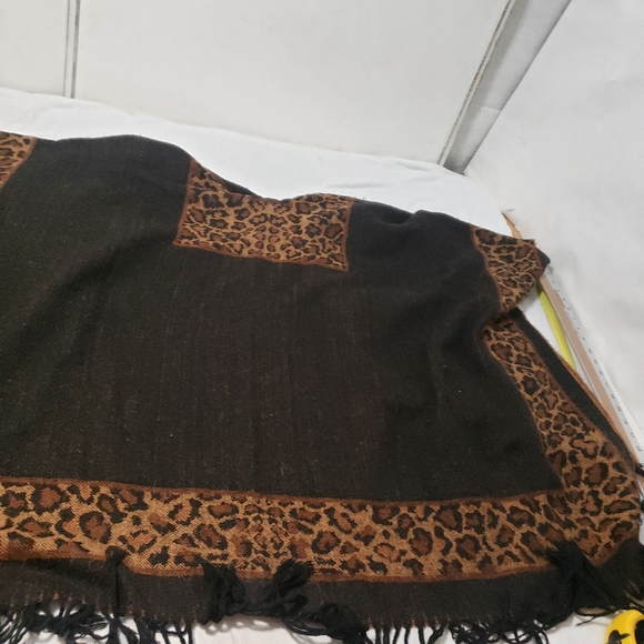 Cajon  Cheetah  Poncho Shaw  Is black and brown - Picture 3 of 3